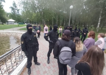 В Беларуси ОМОН пытался разогнать гуляющих в парке (ВИДЕО)