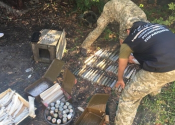 На Донбассе в заброшенном доме пограничники нашли тайник с боеприпасами