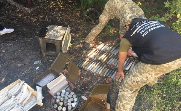 На Донбассе в заброшенном доме пограничники нашли тайник с боеприпасами