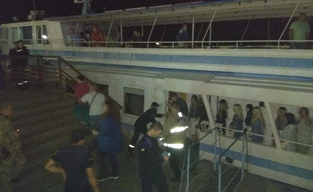 Посреди Днепра в Черкассах сломался теплоход