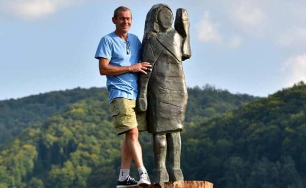 В Словении установили новую статую Мелании Трамп