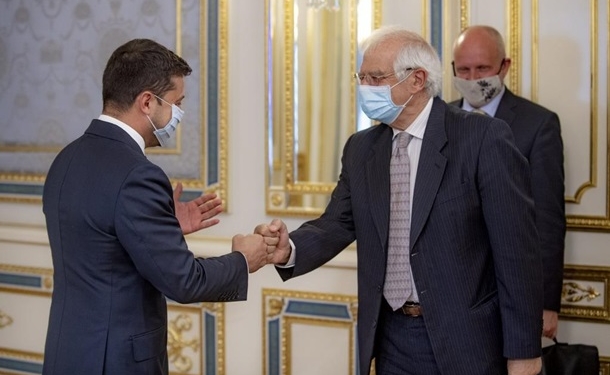 Зеленский обсудил с Боррелем деоккупацию Крыма