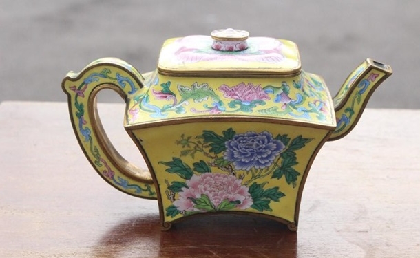В Британии крохотный чайник продали за $500 тысяч (ФОТО, ВИДЕО)