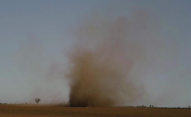 Под Одессой на видео попал “пылевой дьявол”