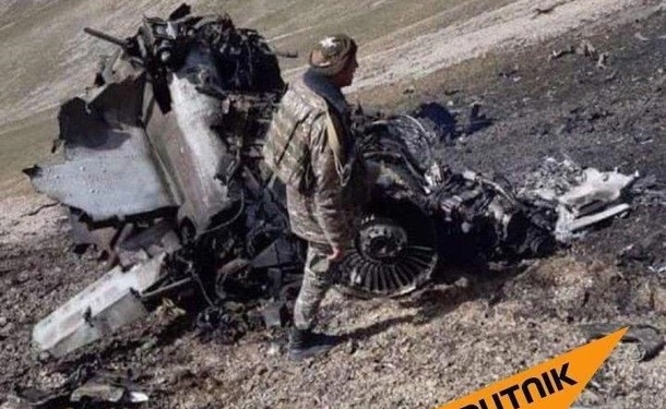 Армянские военные показали свой сбитый самолет