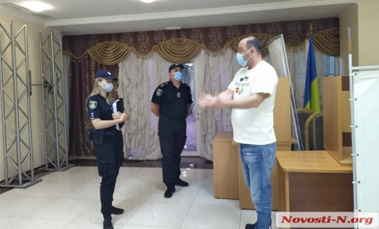 "Слуга" Негулевский вызвал полицию в Николаевский облизбирком, его обвиняют в давлении 1
