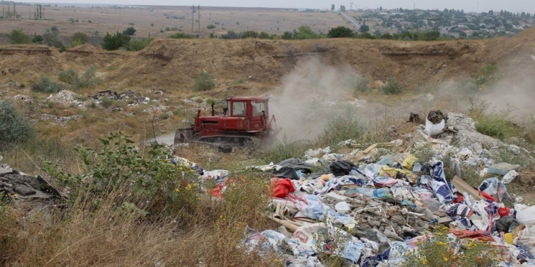 Дымящую незаконную свалку в Терновке рекультивируют – власти Николаева (ФОТО)