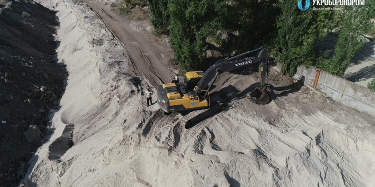 На территории киевского оборонного завода устроили незаконный песчаный карьер (ФОТО)