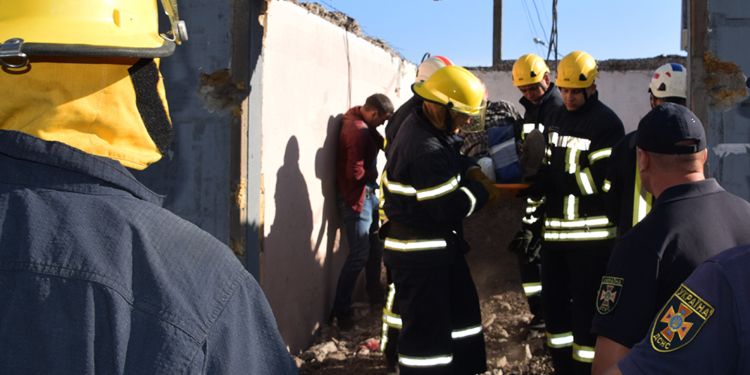 В Николаеве при разборке конструкции магазина на мужчину упала бетонная плита (ФОТО, ВИДЕО)