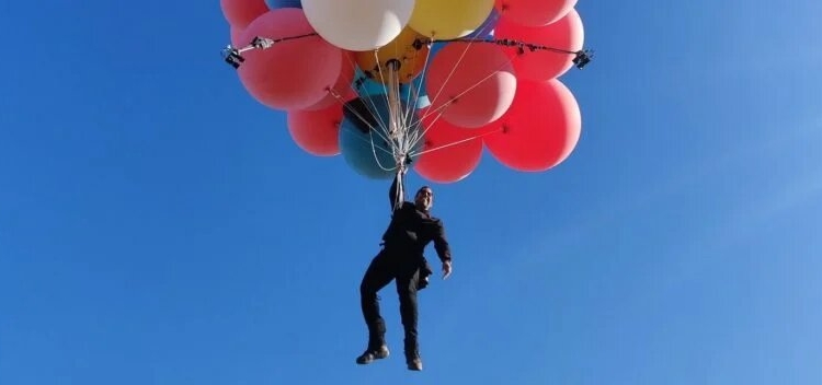 Иллюзионист пролетел над пустыней на связке воздушных шаров (ВИДЕО)