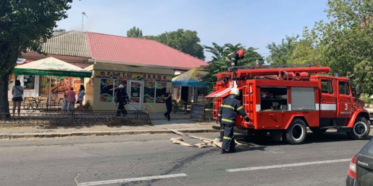 Вчера в Николаеве тушили крышу кафетерия (ФОТО)