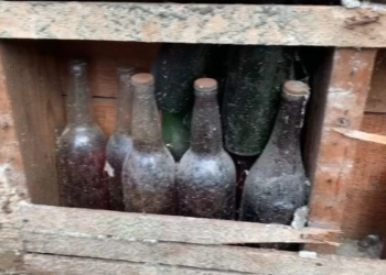 Американка делала ремонт в доме и нашла тайник со спиртным 90-летней давности