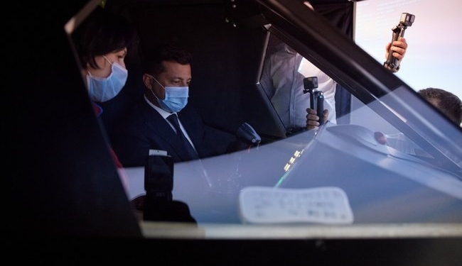 Зеленский полетал на симуляторе космолета в Житомире (ФОТО)