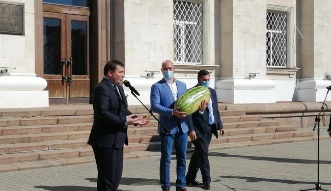 В Херсоне Шмыгалю преподнесли огромный арбуз с QR-кодом (ФОТО)
