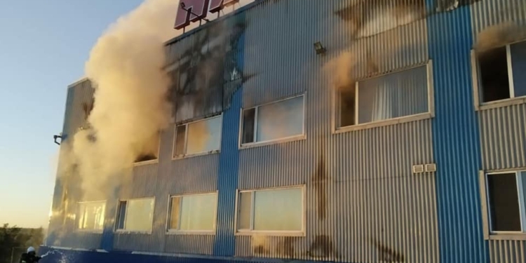 В Николаеве ранним утром тушили пожар на текстильной фабрике «Никотекс» (ФОТО)