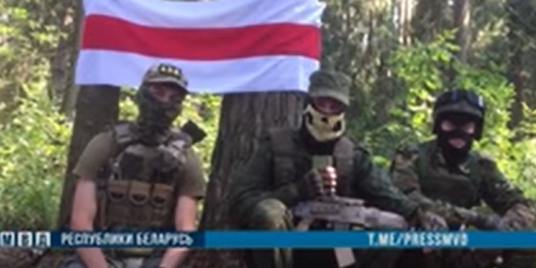 В Беларуси в лесу задержали партизан якобы с украинской символикой (ВИДЕО)