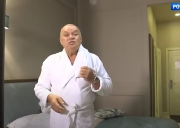 Пропагандист Киселев для сюжета побрился в номере Навального и одел белый халат (ВИДЕО)