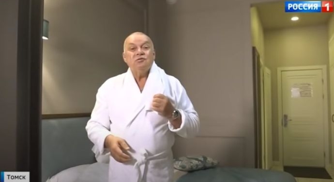 Пропагандист Киселев для сюжета побрился в номере Навального и одел белый халат (ВИДЕО)