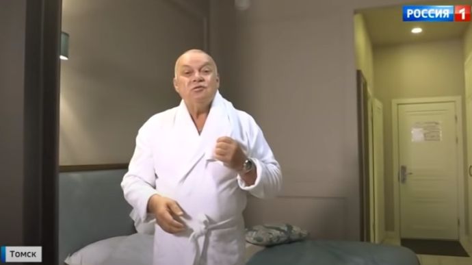 Пропагандист Киселев для сюжета побрился в номере Навального и одел белый халат (ВИДЕО) 1