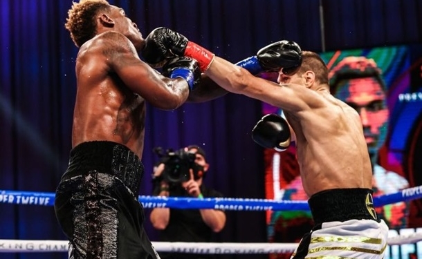 Деревянченко провел отличный бой против Чарло, но проиграл решением судей (ВИДЕО)