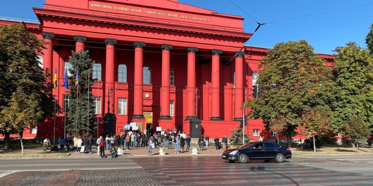 Студенты КНУ вышли на акцию протеста из-за партсобрания “Слуги” во дворе университета (ФОТО, ВИДЕО)