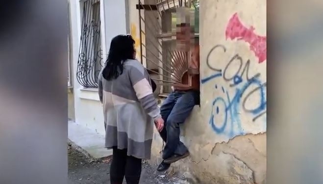 В Николаеве мужчина пытался влезть домой через окно и застрял в решетке (ВИДЕО)