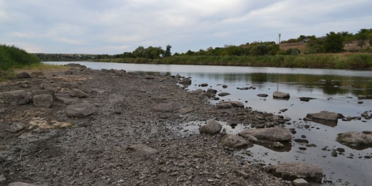 На Николаевщине ночью мешками с отсевом и щебнем люди заделывали пробоины в шлюзах Первомайской ГЭС, чтобы остановить отток воды из водохранилища (ФОТО)