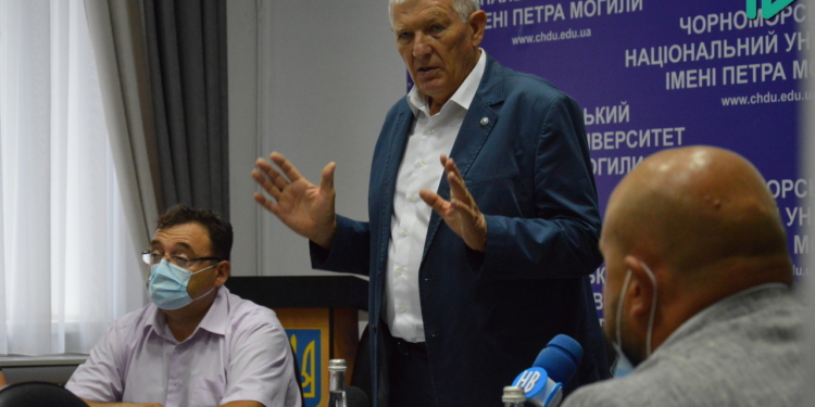 Николаевская «Могилянка» со спортсменами и  потенциальными кандидатами в мэры спорила, кому ремонтировать спорткомплекс «Трудовые резервы»