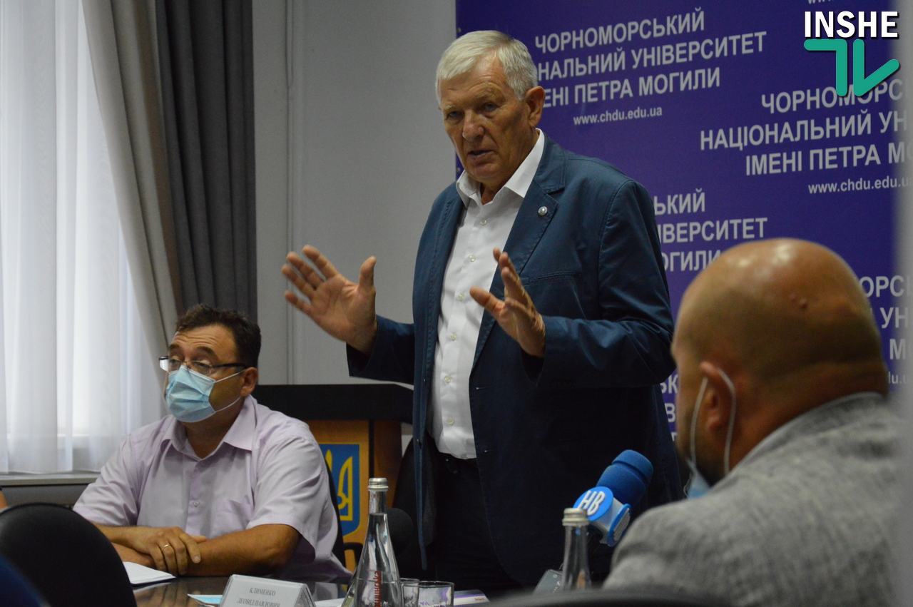 Николаевская «Могилянка» со спортсменами и потенциальными кандидатами в мэры спорила, кому ремонтировать спорткомплекс «Трудовые резервы»