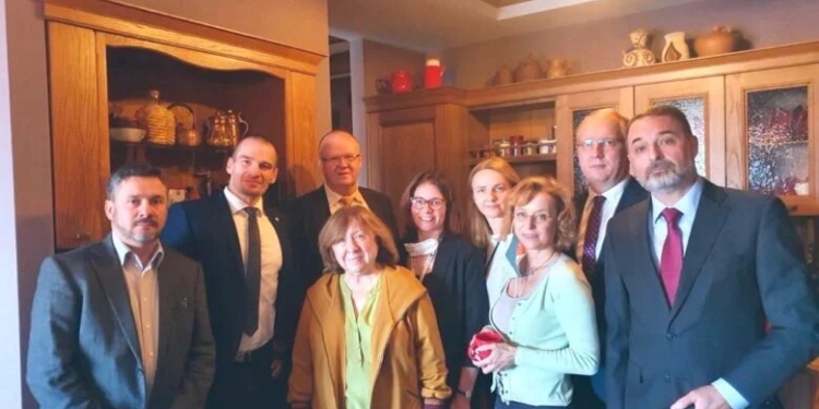 Дипломаты из стран Европы дежурят в доме Алексиевич, чтобы защитить ее от задержания (ФОТО)