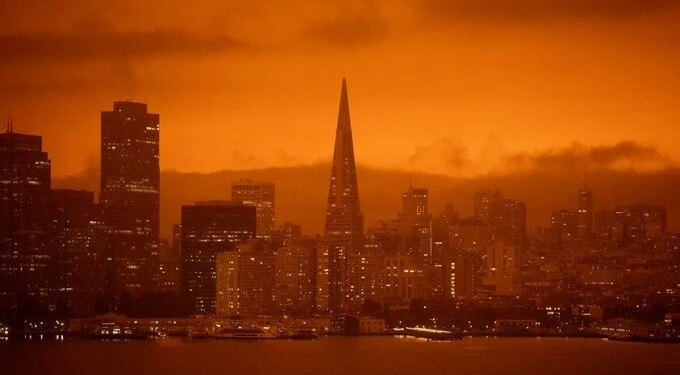 «Марсианский» рассвет: видео с окутанного дымом пожаров Сан-Франциско (ФОТО, ВИДЕО)