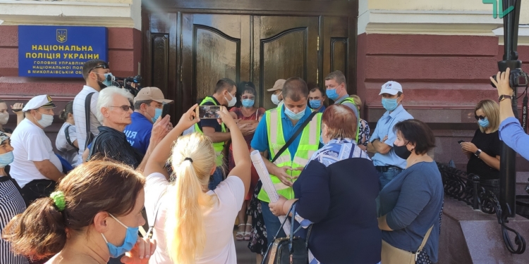 В Николаеве работники ГП “Степовое” пикетировали главк полиции против рейдерства (ФОТО и ВИДЕО)