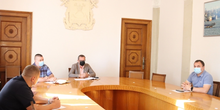 В Николаеве предлагают перенести время обучения для студентов, чтобы избежать скопления людей на остановках (ФОТО)