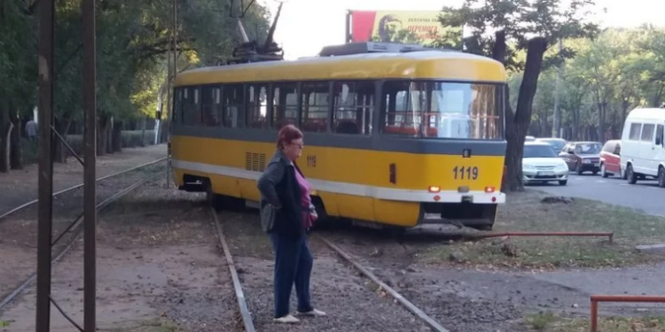 В Николаеве трамвай сошел с рельсов