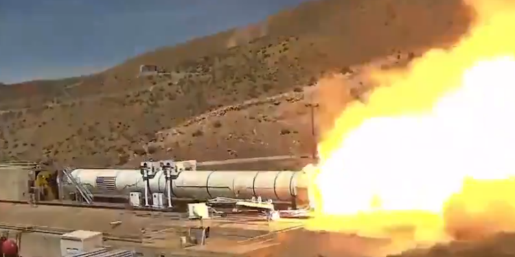 В США испытали ускоритель сверхтяжелой лунной ракеты SLS. Он сжег 480 тонн топлива за 80 секунд