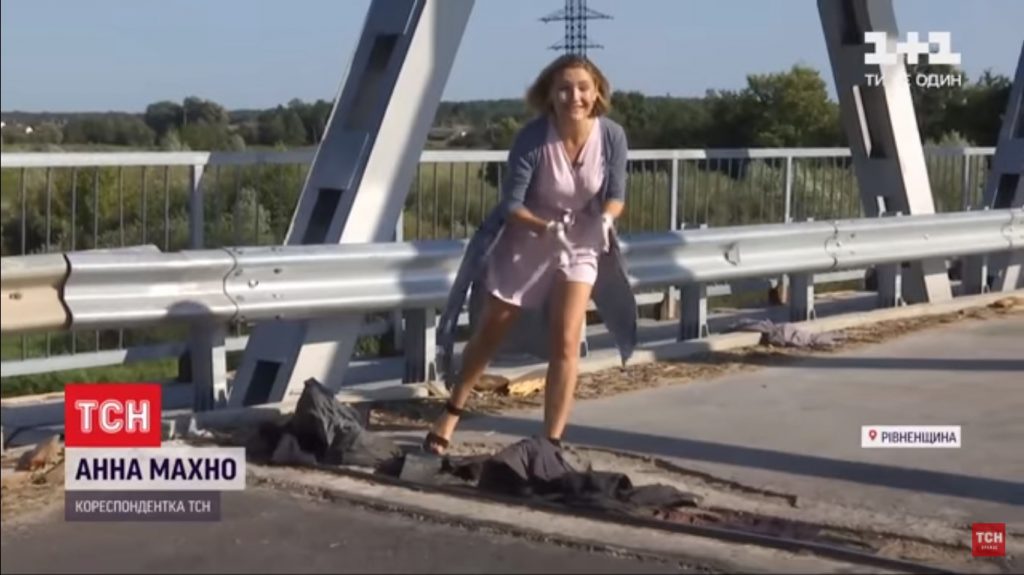 В Ровенской области мост «починили» тряпками, куртками и штанами (ВИДЕО) 1