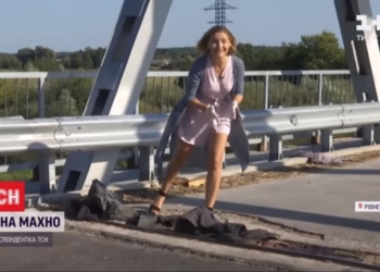 В Ровенской области мост «починили» тряпками, куртками и штанами (ВИДЕО)