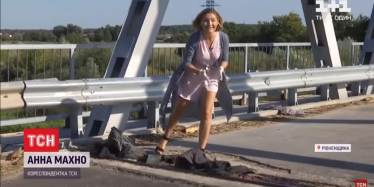 В Ровенской области мост «починили» тряпками, куртками и штанами (ВИДЕО)
