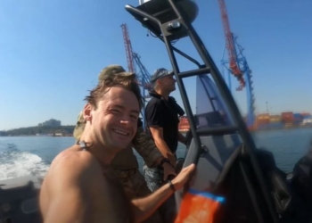 Одессит за пять часов переплыл залив в свой день рождения и был задержан пограничниками (ВИДЕО)