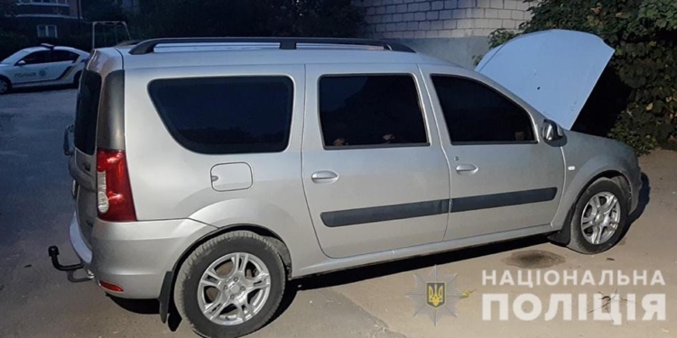Горел автомобиль Dacia Logan в Николаеве – полиция уверена, что это поджог, и ищет свидетелей (ФОТО)
