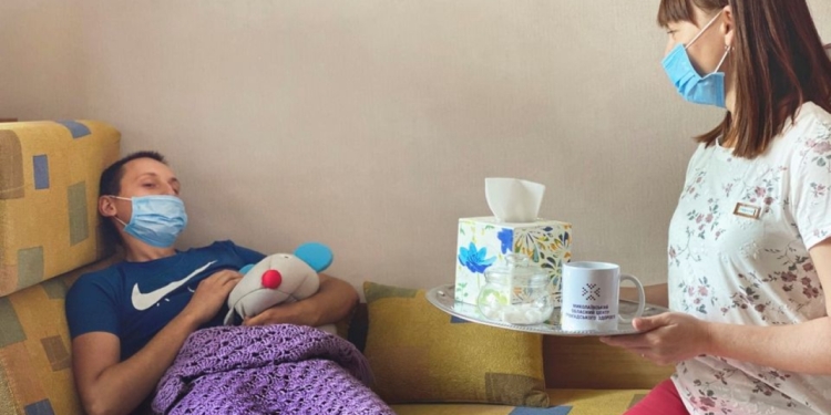 Лікування COVID-19 у домашніх умовах: кому з пацієнтів рекомендовано та які правила догляду за хворим