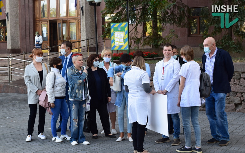 Деньги ради жизни: медики и пациенты отделения гемодиализа вышли на пикет перед Николаевским облсоветом (ФОТО) 1