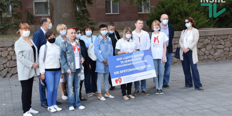 Деньги ради жизни: медики и пациенты отделения гемодиализа вышли на пикет перед Николаевским облсоветом (ФОТО)
