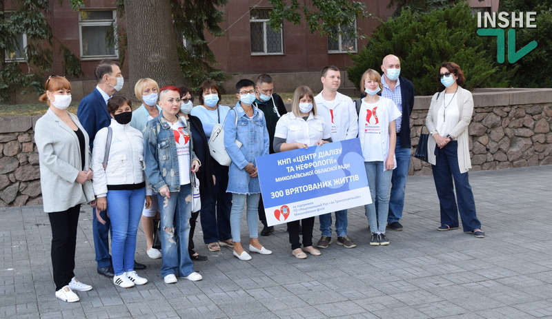 Деньги ради жизни: медики и пациенты отделения гемодиализа вышли на пикет перед Николаевским облсоветом (ФОТО) 3