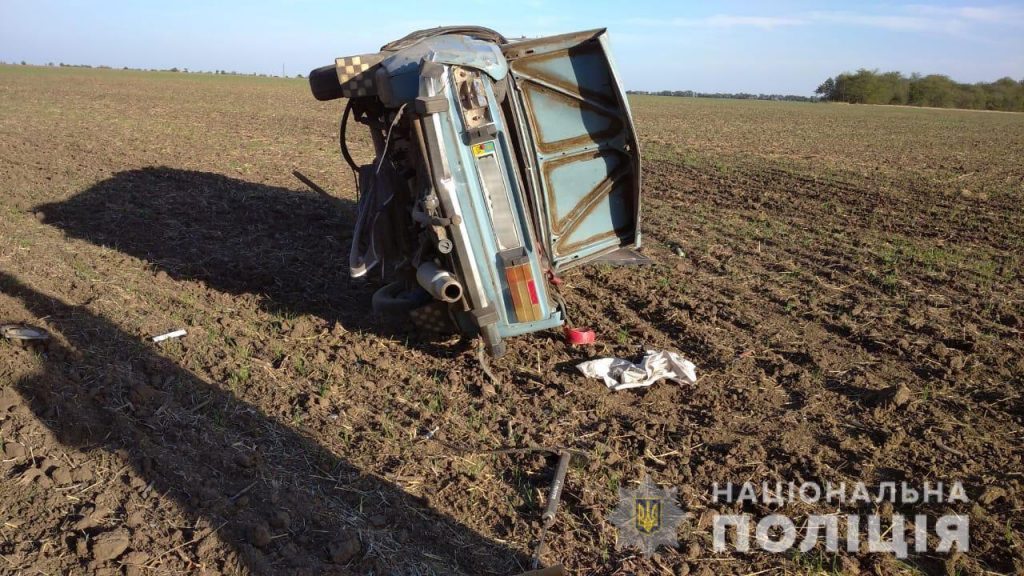На Николаевщине перекинулся ВАЗ, водитель погиб 1