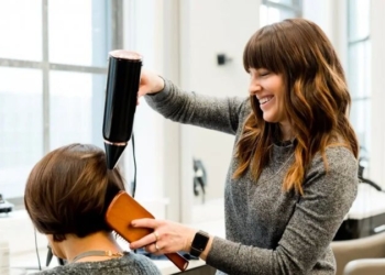 В Британии салон красоты искал «счастливого» стилиста. Ему запретили размещать вакансию — из-за дискриминации грустных людей