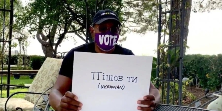 Американский актер Сэмюэл Л. Джексон пообещал научить ругаться на 15 языках тех, кто зарегистрируется на сайте для выборов. Есть даже украинский (ВИДЕО)