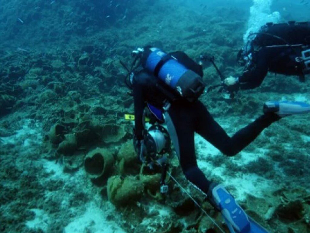 У греческого острова археологи обнаружили кладбище древних кораблей 1