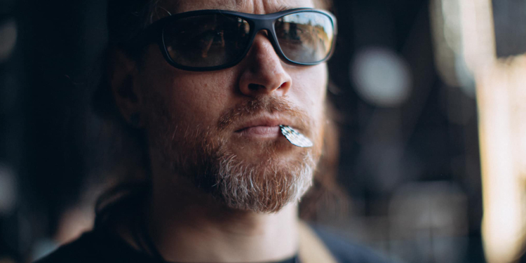 Фанатка угрожала семье украинского гитариста KARNA и наняла гадалку для приворота (ФОТО)