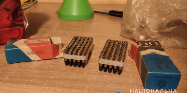 На Николаевщине полицейские во время обыска изъяли у мужчины коноплю и боеприпасы (ФОТО)